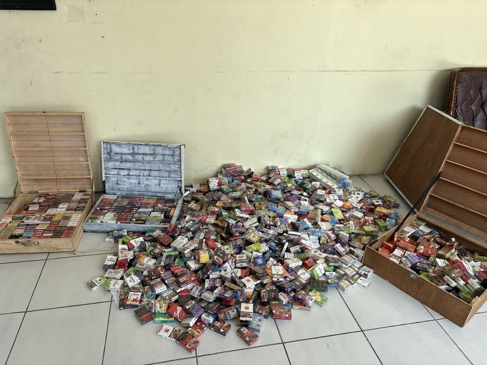Bea Cukai dan Satpol PP Mojokerto Amankan 1.927 Bungkus Rokok Ilegal