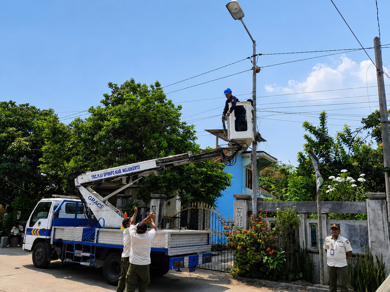Satpol PP Kabupaten Mojokerto Tertibkan Jaringan Fiber Optik dan Reklame Ilegal