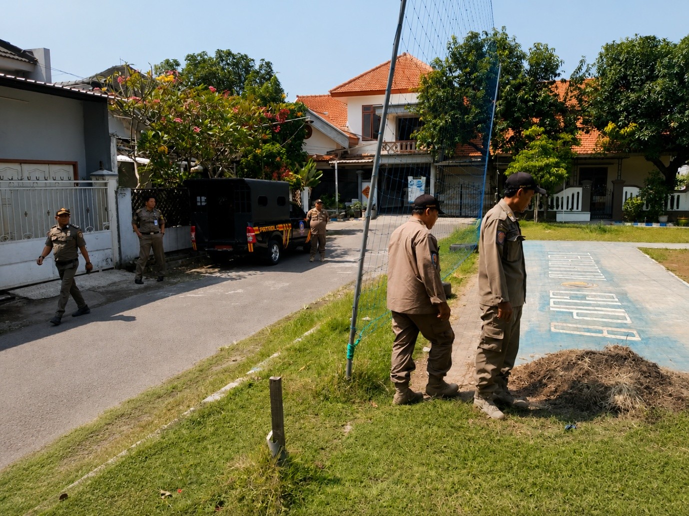 Satpol PP Kabupaten Mojokerto Tindak Lanjuti Aduan Masyarakat Terkait Pembakaran Sampah di Desa Sooko