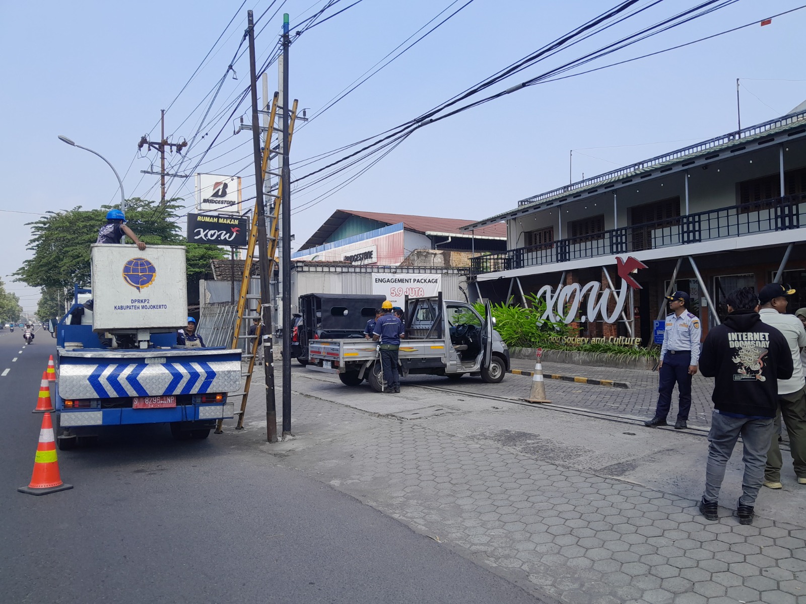 Satpol PP Kabupaten Mojokerto Tindak Lanjuti Aduan Masyarakat Terkait Tiang Jaringan di Depan X.O.W Resto
