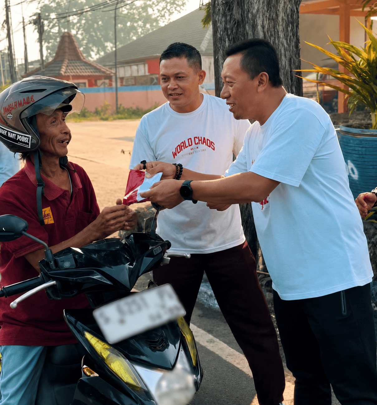 Satpol PP Mojokerto Semarakkan HUT ke-81 Kemerdekaan RI melalui Pembagian Bendera Merah Putih